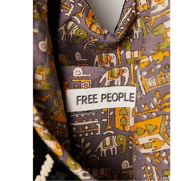 Vienna Velvet Bag - Black
FREE PEOPLE
NWOT - Picture 8 of 11